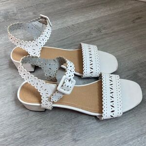 Vintage Urban Outfitters White Cottagecore Y2K eyelet sandal size 9